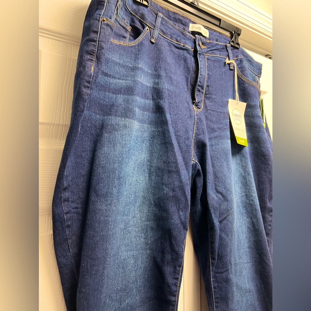 Royalty for Me - women's mid-rise crop stretch capri denim jeans Size 24W NEW WT - Picture 2 of 10